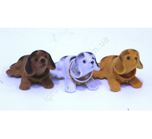 SM1203 Собака, хитає головою, в машину.