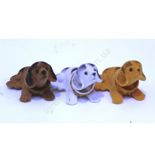 SM1203 Собака, хитає головою, в машину.