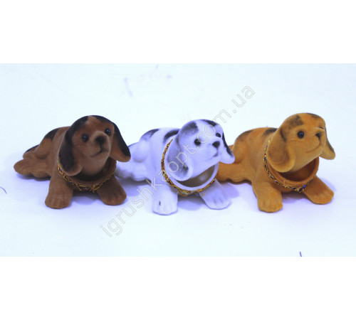 SM1203 Собака, хитає головою, в машину.