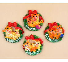 TA3904 Магнит, Тигрята с Венком, 5,*5см, керамика.